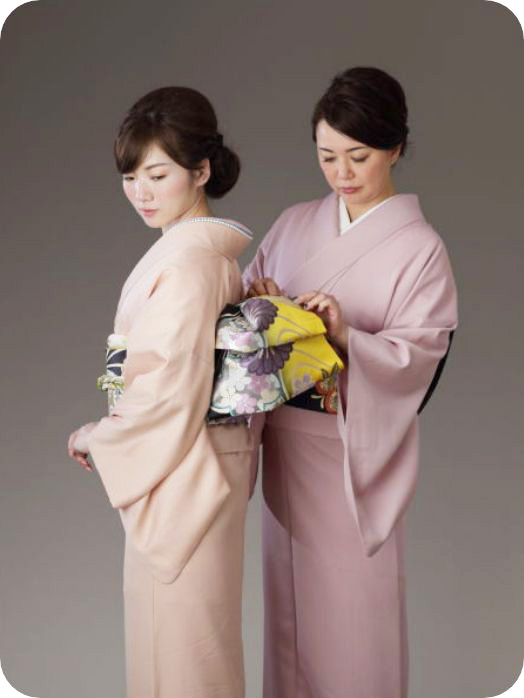 女性2人 着付けの様子