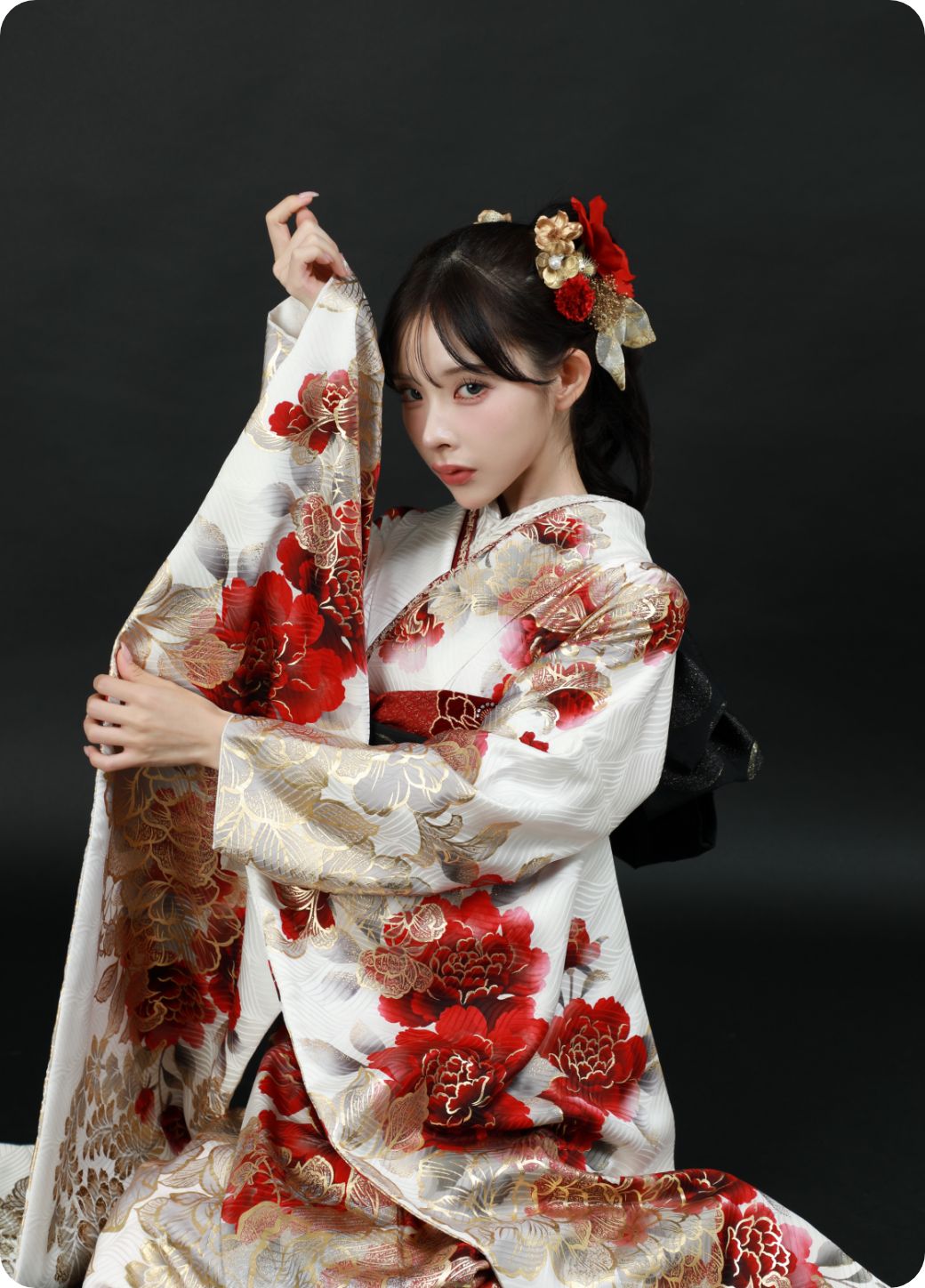 20Lab. 白と赤振袖の女性