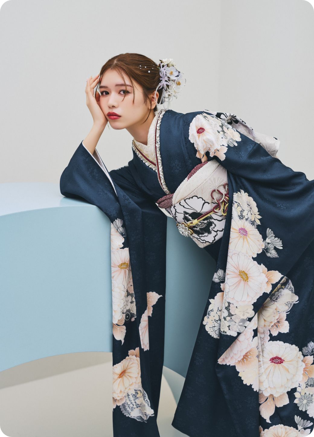 20Lab. 紺色振袖の女性